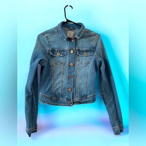 Classic Denim Jacket – Timeless & Versatile!🪡🧵